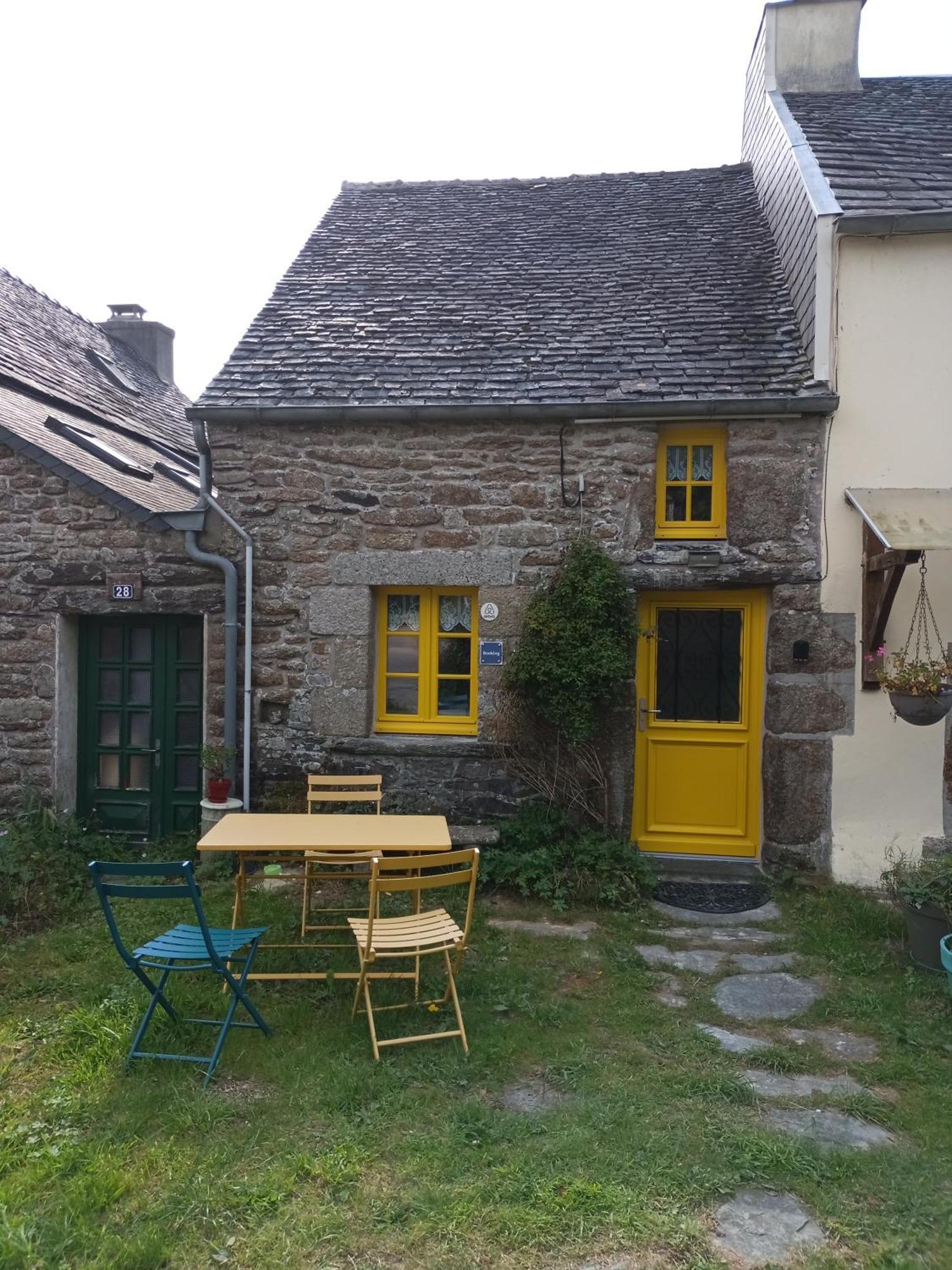 La Maison De Poupee Berrien Экстерьер фото
