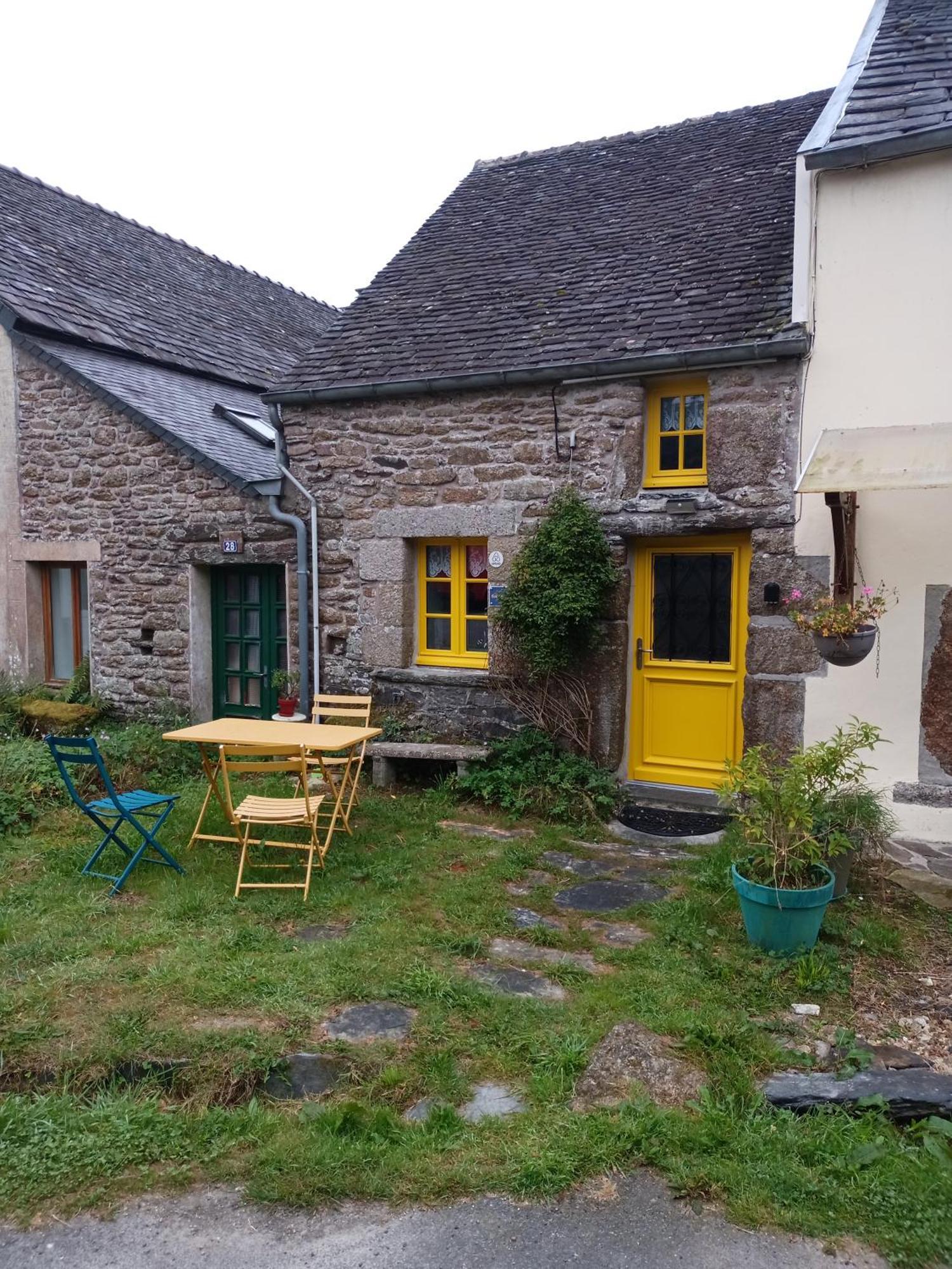 La Maison De Poupee Berrien Экстерьер фото